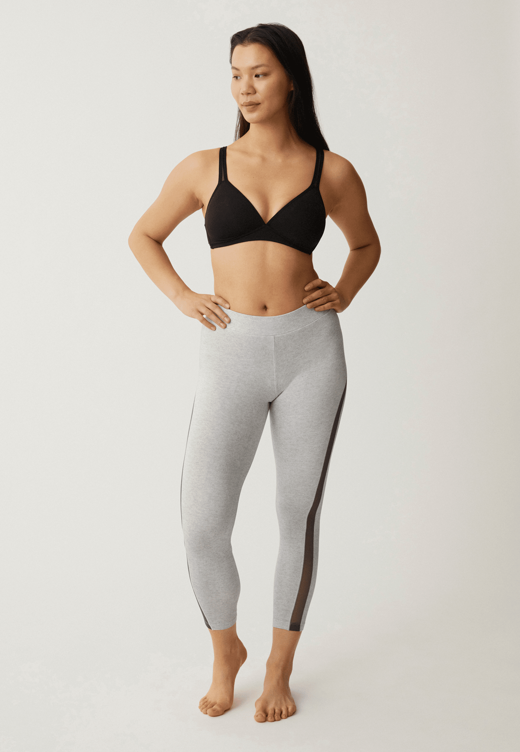 Voorzijde van vrouw die de soft bh met mesh bandjes in de kleur zwart van het merk Naturana draagt