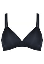 Voorzijde productafbeelding soft bh met mesh bandjes in de kleur zwart van het merk Naturana