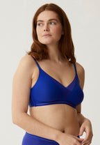 Voorzijde van vrouw die de soft bh met mesh detail in de kleur indigo van het merk Naturana draagt