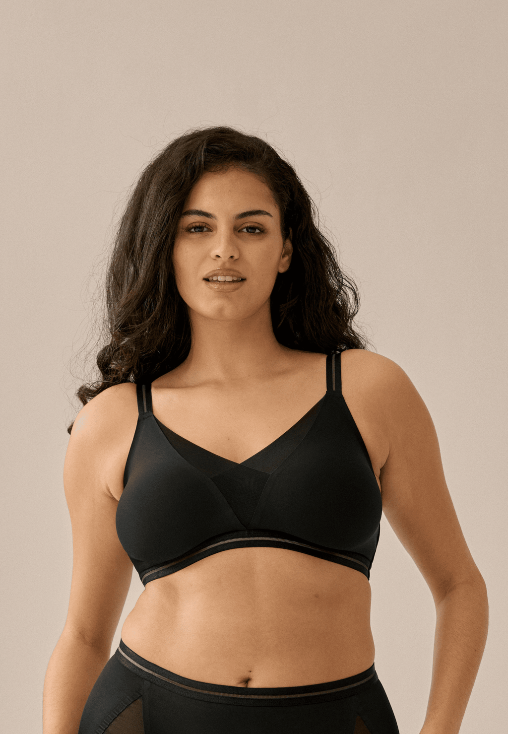 Voorzijde van vrouw die de soft bh met mesh detail in de kleur zwart van het merk Naturana draagt