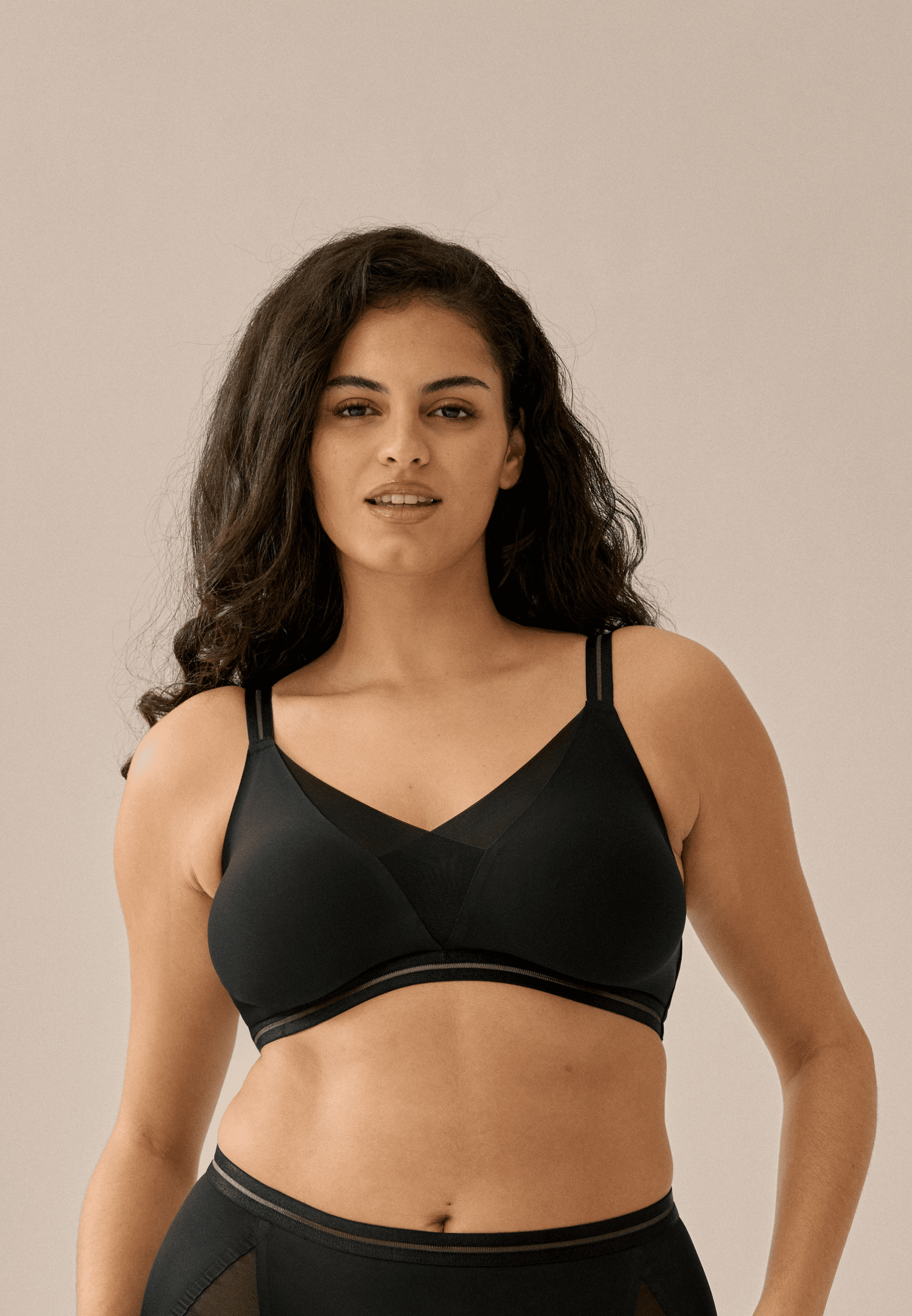 Voorzijde van vrouw die de soft bh met mesh detail in de kleur zwart van het merk Naturana draagt