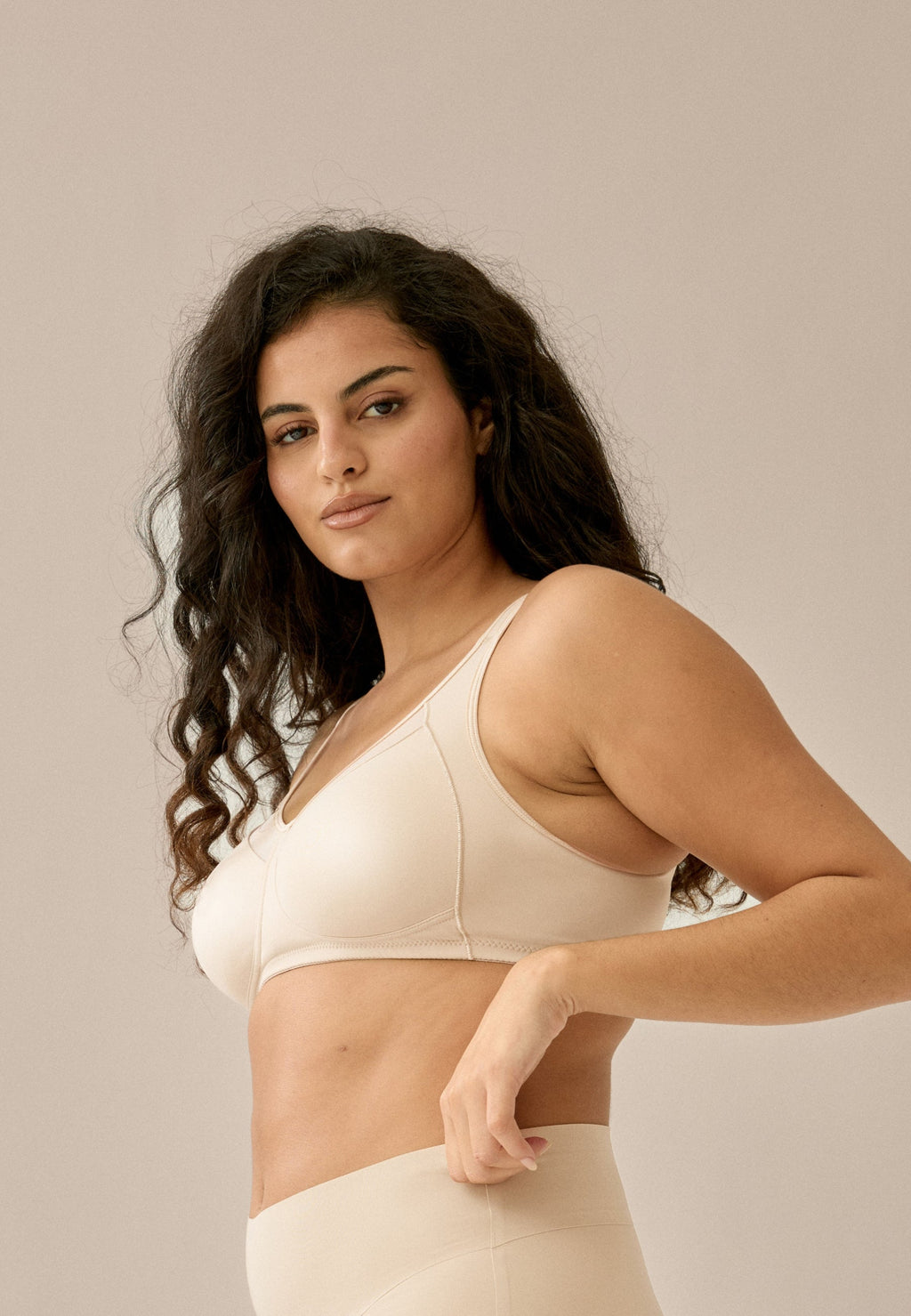 Zijde van vrouw die de soft bh met meshrand in de kleur beige van het merk Naturana draagt