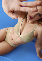 Voorzijde van vrouw die de soft bh en slip met glansband in de kleur rose olive van het merk Naturana draagt