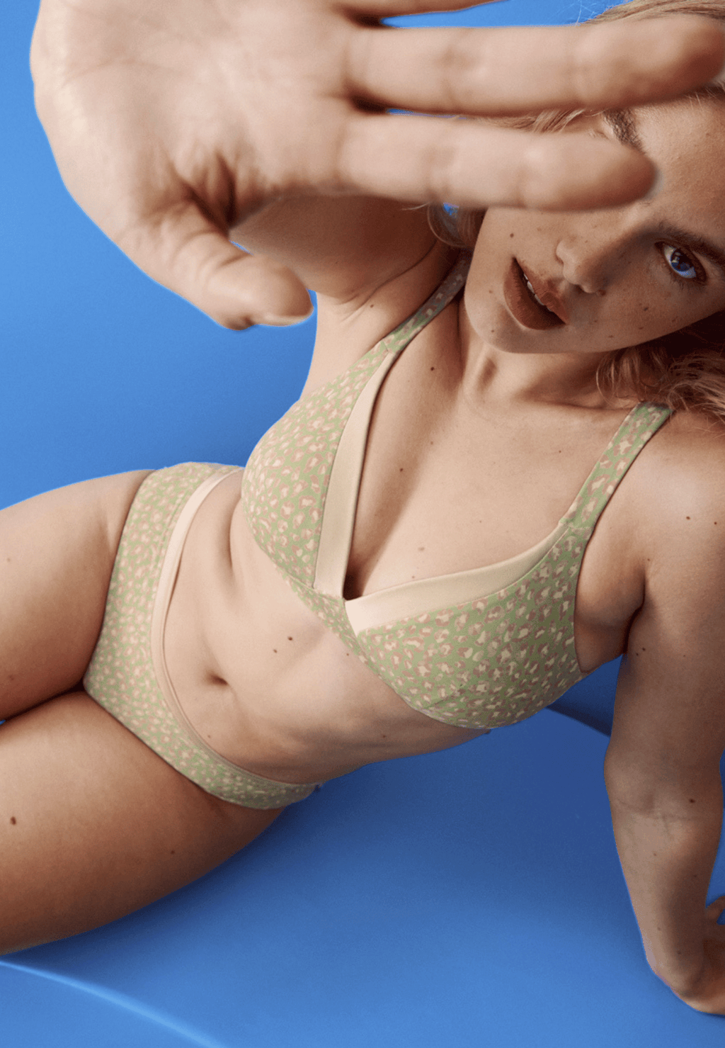 Voorzijde van vrouw die de soft bh met glansband en slip met glansband in de kleur rose olive van het merk Naturana draagt