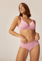 Voorzijde van vrouw die de soft bh met glansband en slip met glansband in de kleur smoked orchid van het merk Naturana draagt