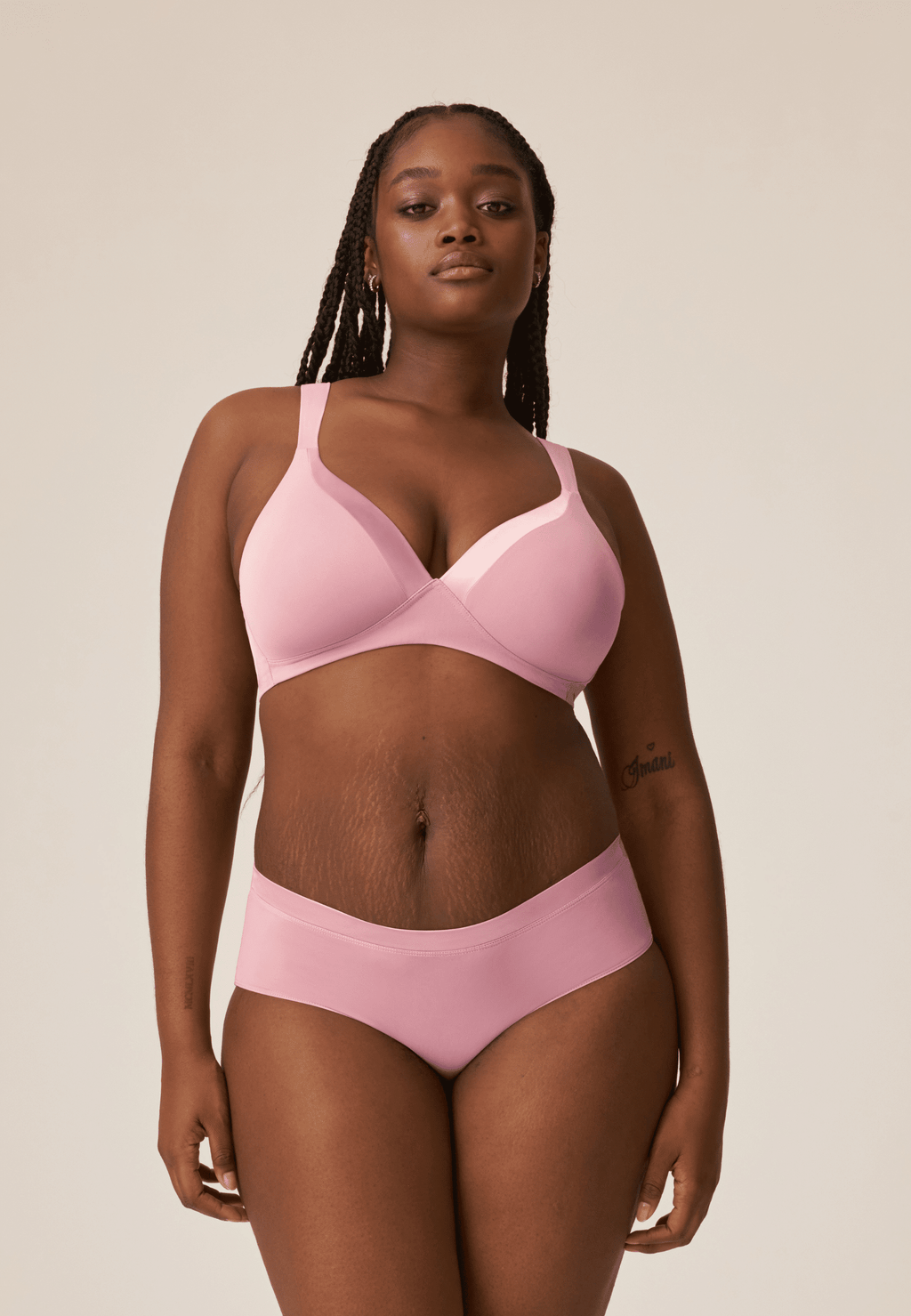 Voorzijde van vrouw die de soft bh met glansband en slip met glansband in de kleur smoked orchid van het merk Naturana draagt