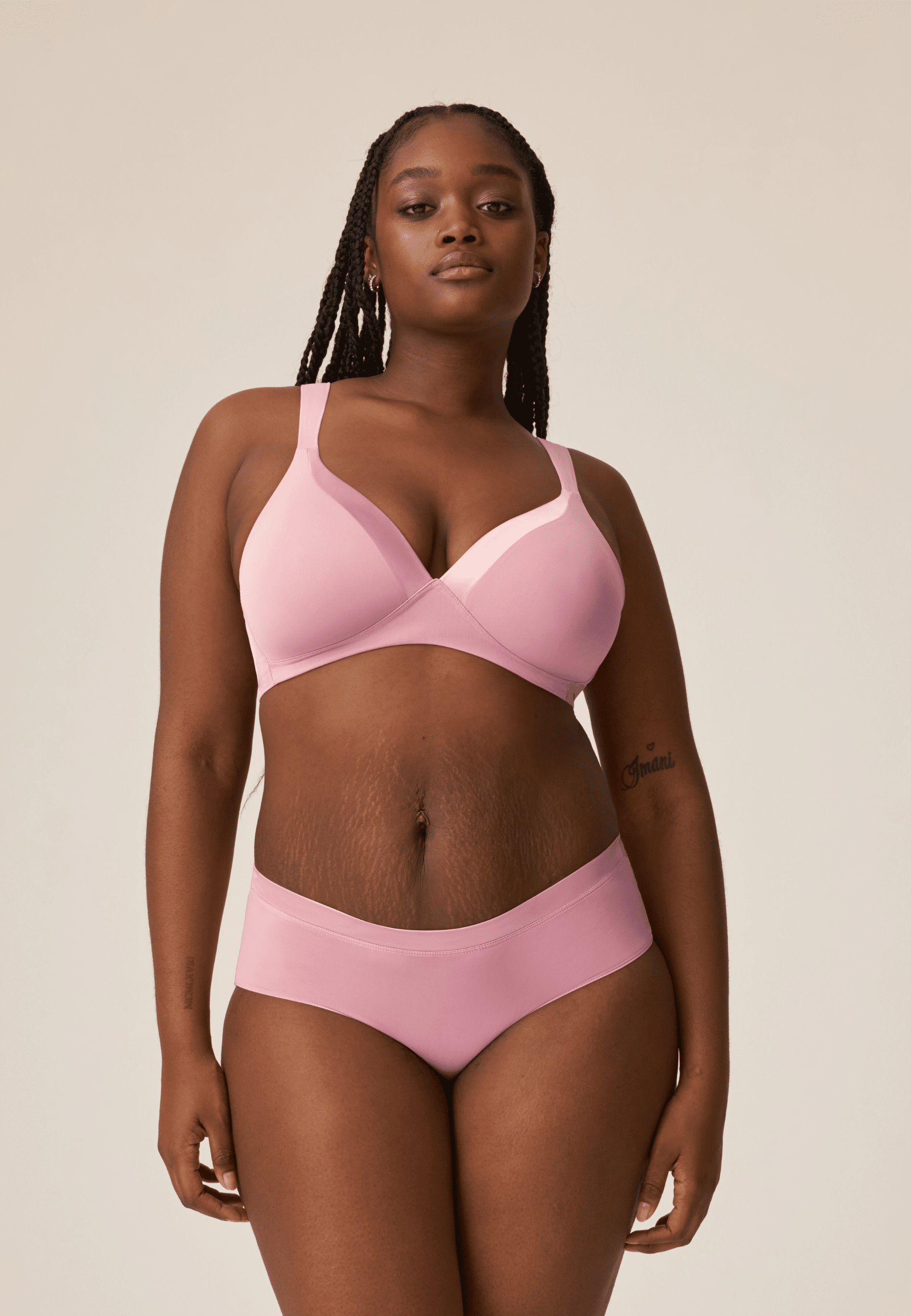 Voorzijde van vrouw die de soft bh met glansband en slip met glansband in de kleur smoked orchid van het merk Naturana draagt