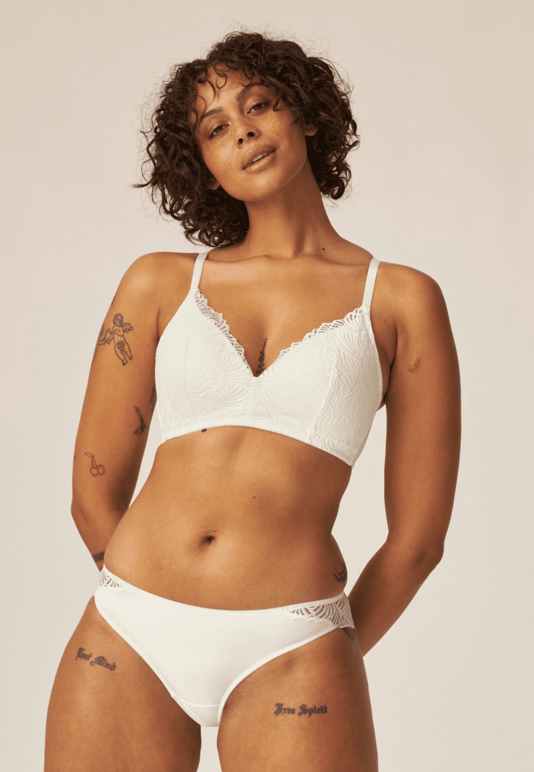 Voorzijde van vrouw die de soft bh met gerecycled kant en slip met gerecycled kant in de kleur ecru van het merk Naturana draagt