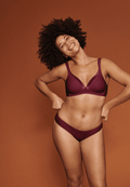 Voorzijde van vrouw die de soft bh met strepen en slip met strepen in de kleur burgundy van het merk Naturana draagt