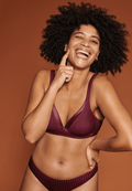 Voorzijde van vrouw die de soft bh met strepen en slip met strepen in de kleur burgundy van het merk Naturana draagt