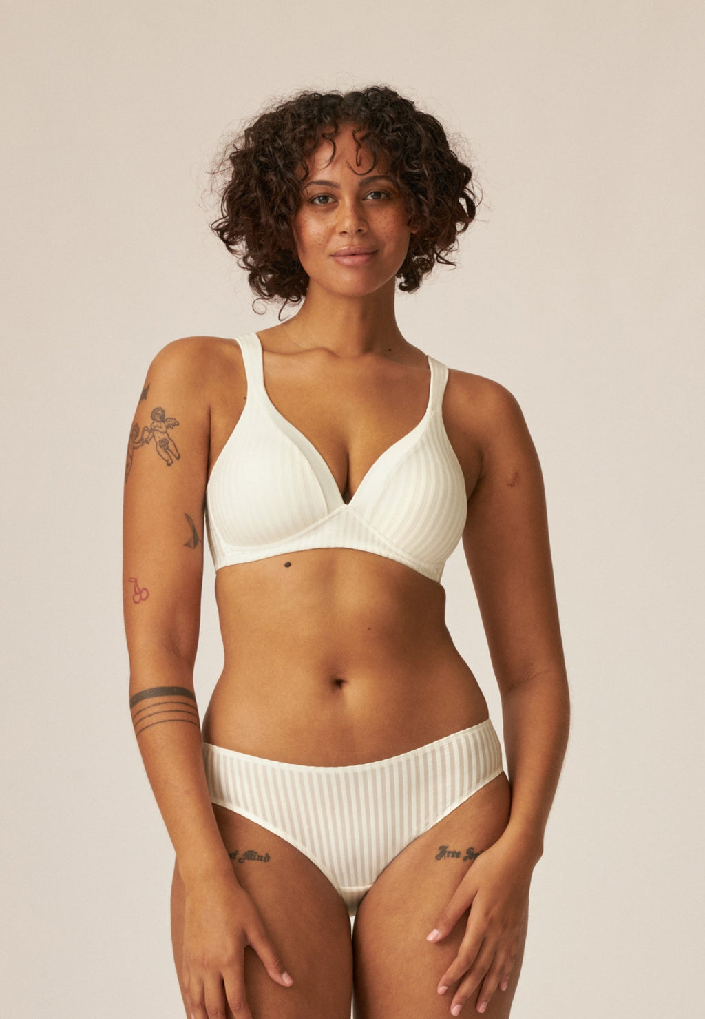 Voorzijde van vrouw die de soft bh met strepen en slip met strepen in de kleur ecru van het merk Naturana draagt