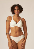 Voorzijde van vrouw die de soft bh met strepen en slip met strepen in de kleur ecru van het merk Naturana draagt