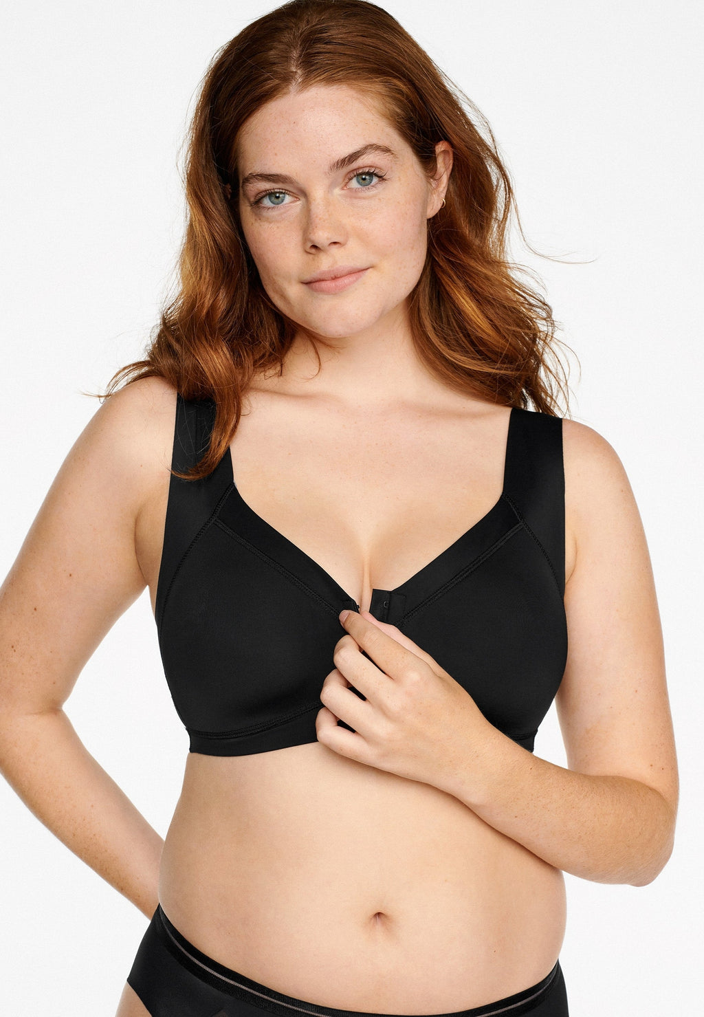 Voorzijde van vrouw die de soft bh met voorsluiting in de kleur zwart van het merk Natruana draagt