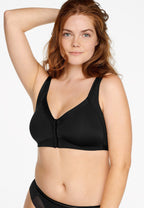 Voorzijde van vrouw die de soft bh met voorsluiting in de kleur zwart van het merk Natruana draagt