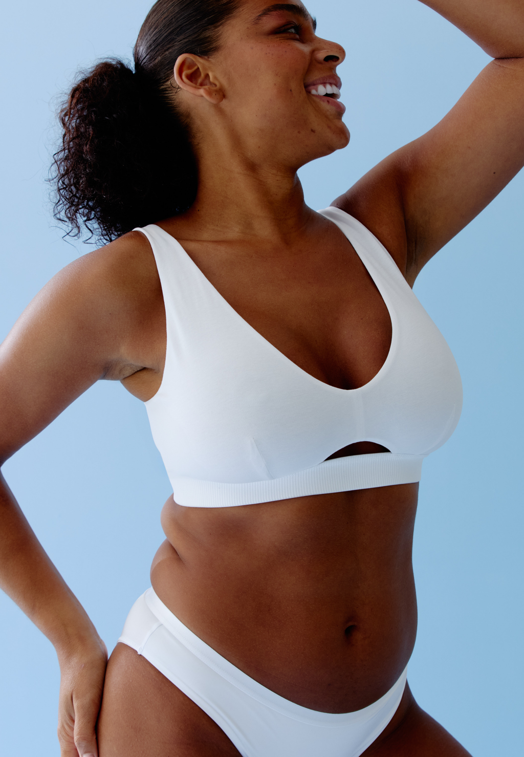 Zijde van vrouw die de katoenen soft bh in de kleur wit van het merk Naturana draagt