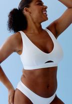 Zijde van vrouw die de katoenen soft bh in de kleur wit van het merk Naturana draagt