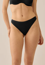 Voorzijde van vrouw die de string in de kleur zwart van het merk Naturana draagt