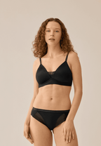 Voorzijde productafbeelding voorgevormde soft bh met mesh detail en slip met mesh detail in de kleur zwart van het merk Naturana