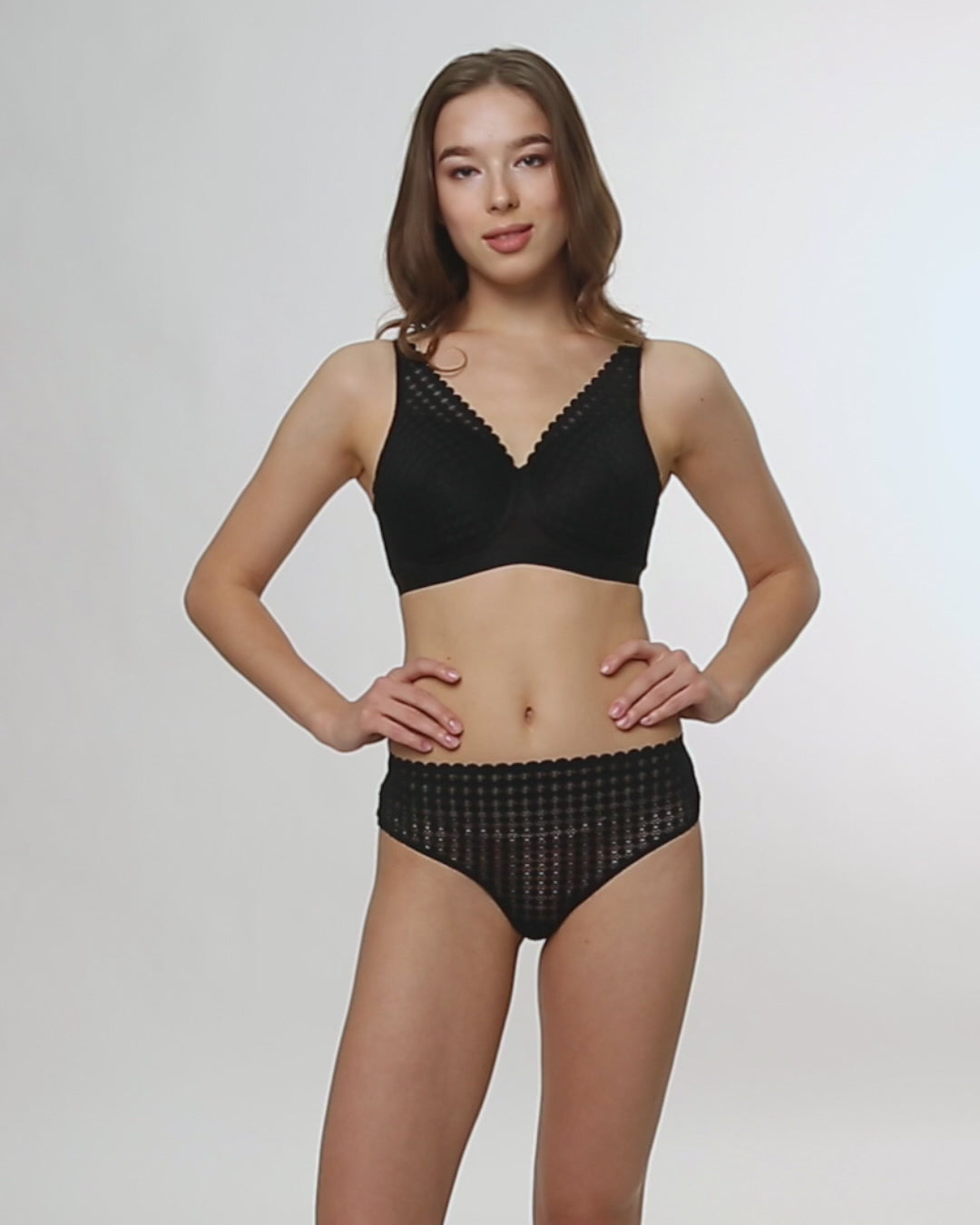 Video van vrouw die de Victress prothese bh en Victress slip in de kleur zwart van het merk Megami draagt