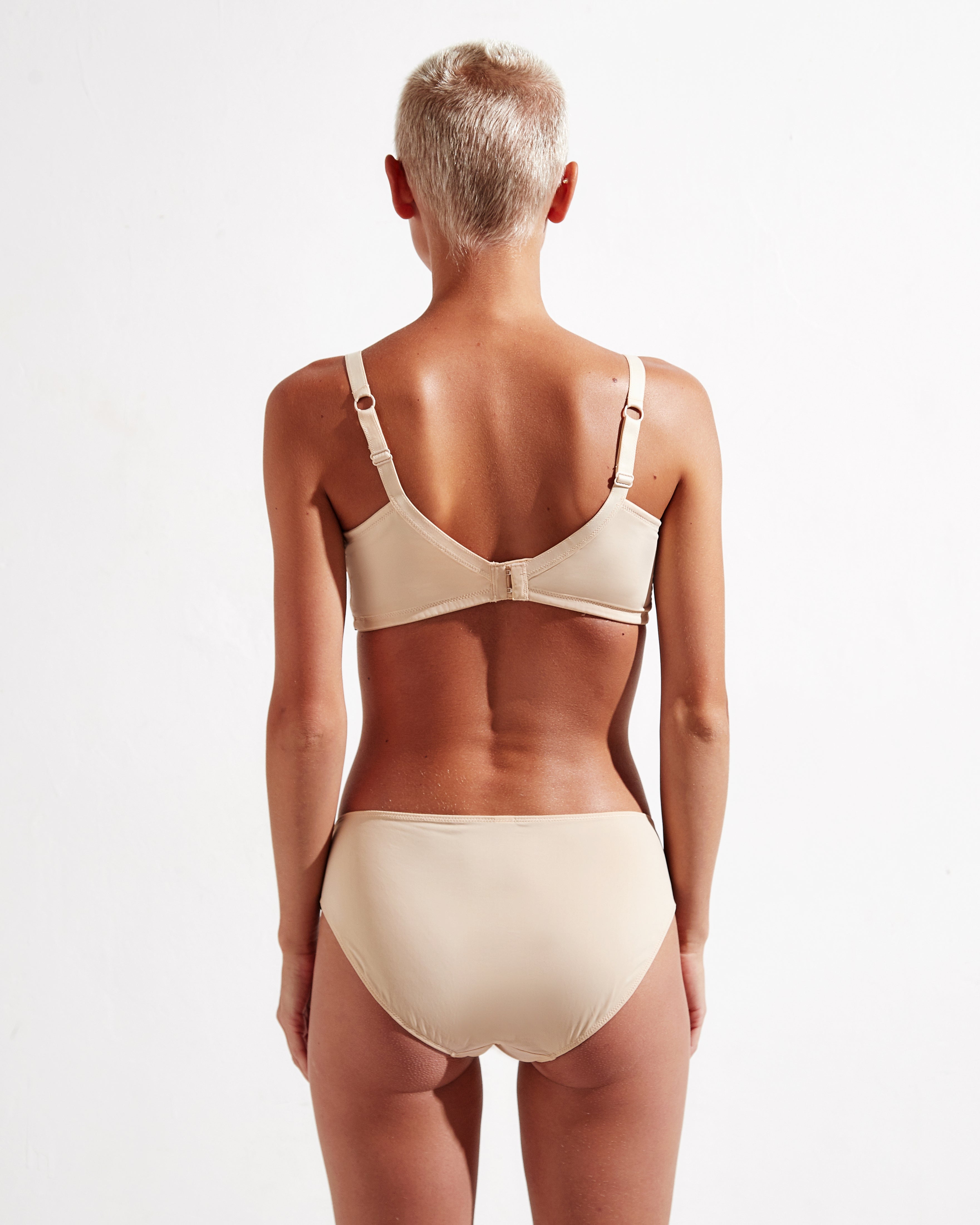 Achterzijde van vrouw met Bloom slip van het merk Megami