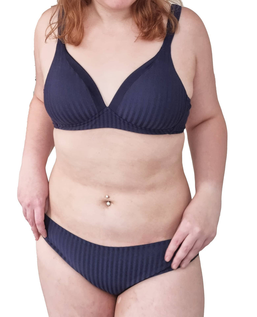 Vrouw met soft bh met strepen in kleur navy blauw aan