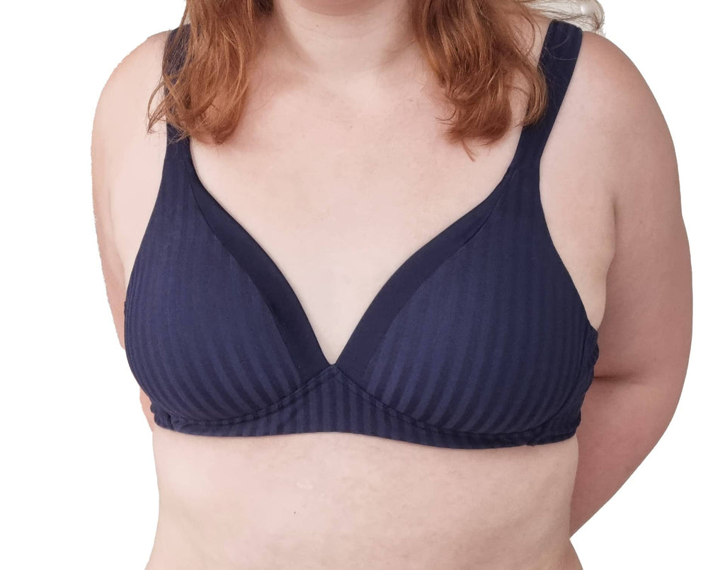 Vrouw met soft bh met strepen in kleur navy blauw aan