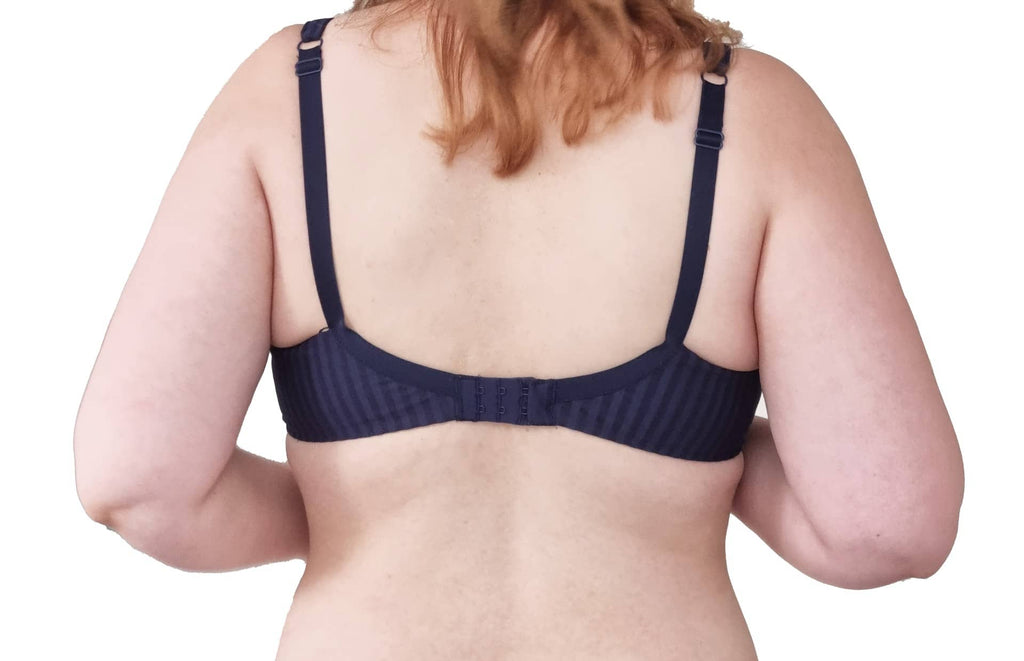Achteraanzicht Vrouw met soft bh met strepen in kleur navy blauw aan