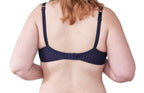 Achteraanzicht Vrouw met soft bh met strepen in kleur navy blauw aan