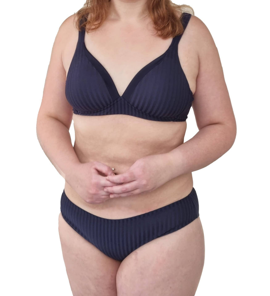 Vrouw met soft bh met strepen in kleur navy blauw aan