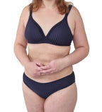 Vrouw met soft bh met strepen in kleur navy blauw aan
