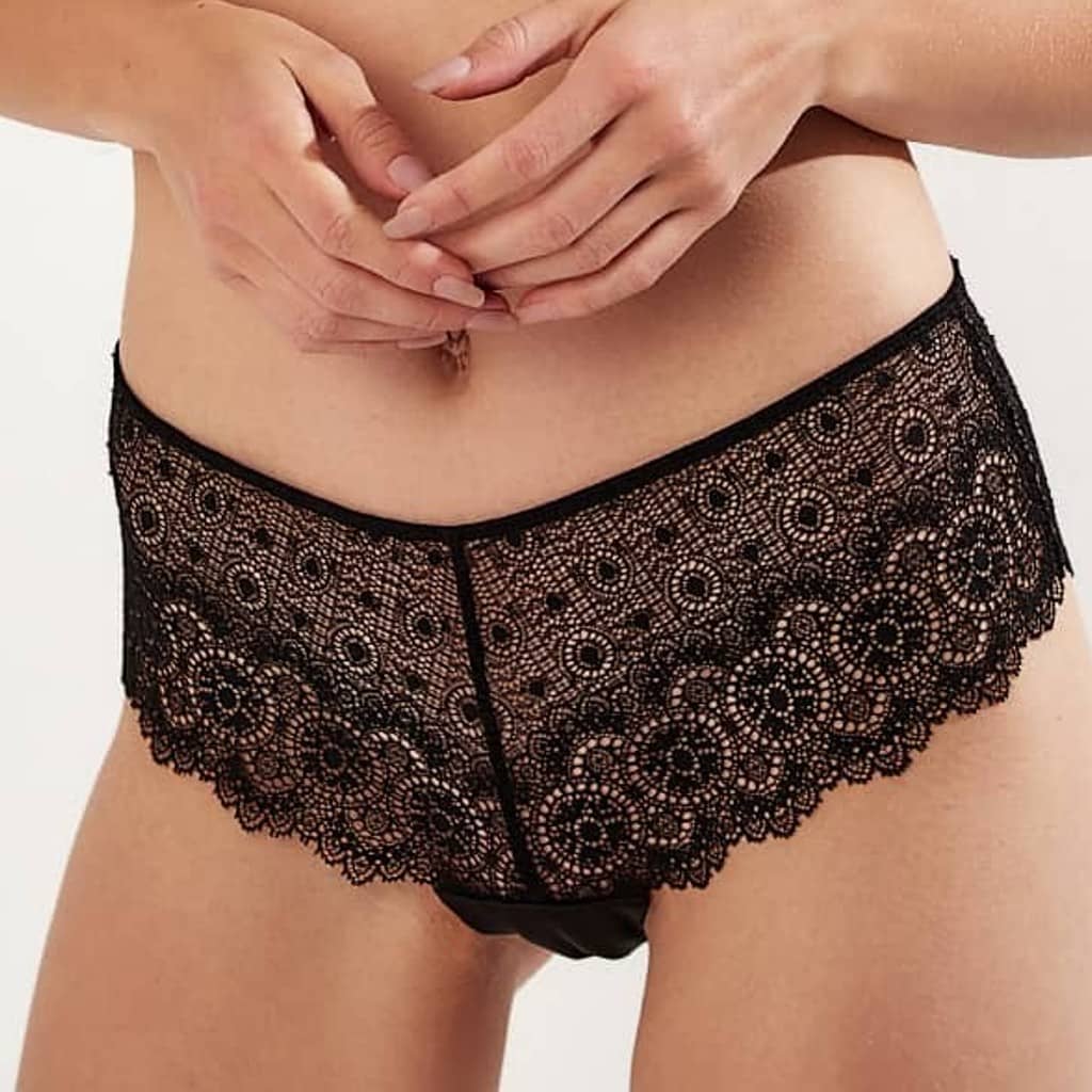 Vooraanzicht van vrouw die de allure hipster draagt